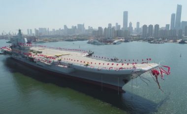 Kina prezanton aeroplanmbajtësen e re që peshon 70 mijë tonë, e gjatë 315 metra dhe e gjerë 75 metra (Foto/Video)