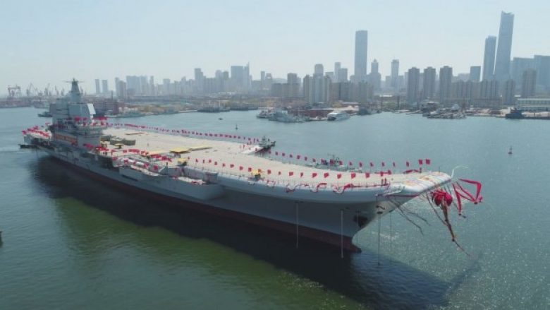 Kina prezanton aeroplanmbajtësen e re që peshon 70 mijë tonë, e gjatë 315 metra dhe e gjerë 75 metra (Foto/Video)