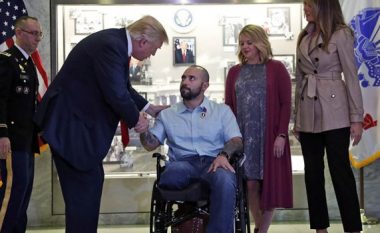 Trump i dhuron medaljen invalidit të luftës, kritikohet për një veprim që e kishte bërë (Foto/Video)