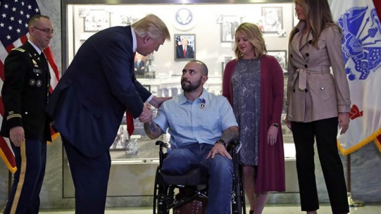 Trump i dhuron medaljen invalidit të luftës, kritikohet për një veprim që e kishte bërë (Foto/Video)