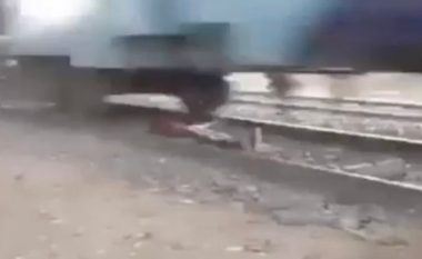 Trimëri apo budallallëk: Shtrihet në mes të shinave, derisa treni kalon sipër tij me shpejtësi të madhe (Video)