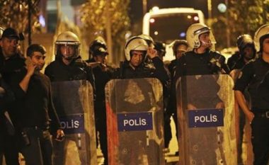 Autoritetet turke pezullojnë nga detyra 9103 policë