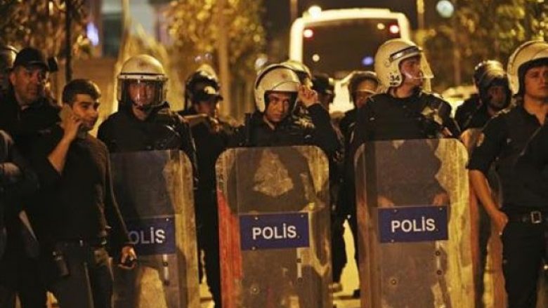 Autoritetet turke pezullojnë nga detyra 9103 policë