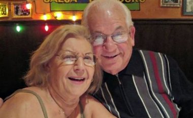 Çifti bashkëshortor jetuan së bashku për 69 vite, vdiqën në të njëjtën ditë e orë – duke mbajtur njëri-tjetrin për dorë (Foto)