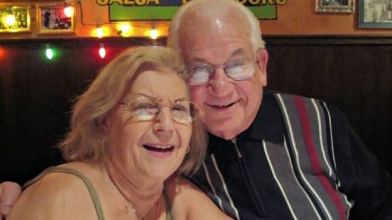 Çifti bashkëshortor jetuan së bashku për 69 vite, vdiqën në të njëjtën ditë e orë – duke mbajtur njëri-tjetrin për dorë (Foto)