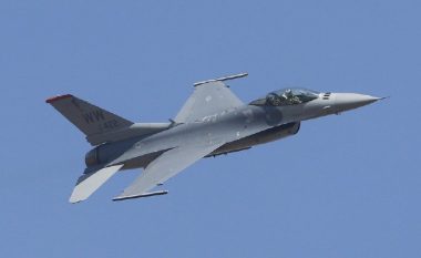 Rrëzohet aeroplani luftarak F-16 në Washington! (Video)