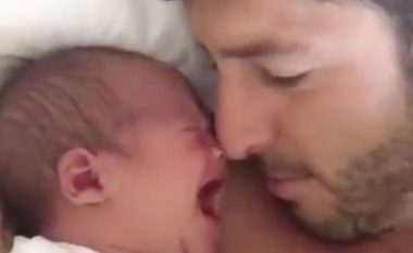 Ky baba ju tregon se si ta qetësoni beben e porsalindur që vazhdimisht qan (Video)