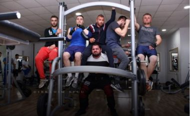 Ma i forti i Kosovës, ngriti me shpinë lart pesë meshkuj