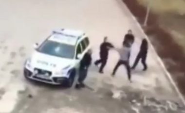 Momenti kur tre police nuk mund ta arrestojnë emigrantin, i cili ua shkatërron veturën dhe i rrah keq (Video, +16)