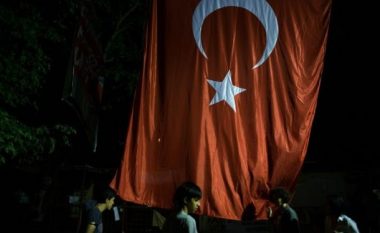 Turqit në Holandë nisin të votojnë për referendum