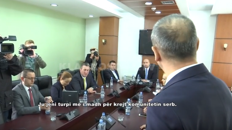 Kështu u “kacafytën” deputetët serbë në Kuvend (Video)