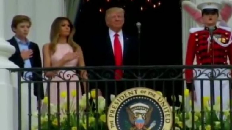 Trump harron ta ngrit dorën gjatë intonimit të himnit, shikoni si ia rikujton Melania (Foto/Video)