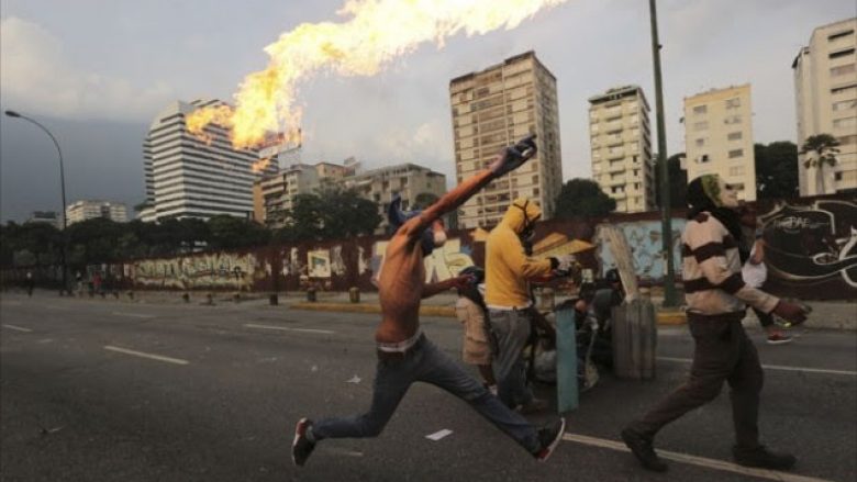 11 të varë në protestat në Venezuelë (Foto)