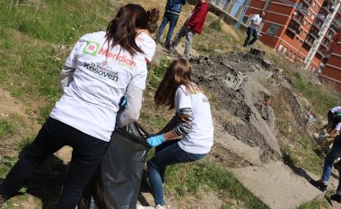 Për të tretin vit me radhë, organizohet aktiviteti “Ditët e pastrimit në lagjen tonë” (Foto)
