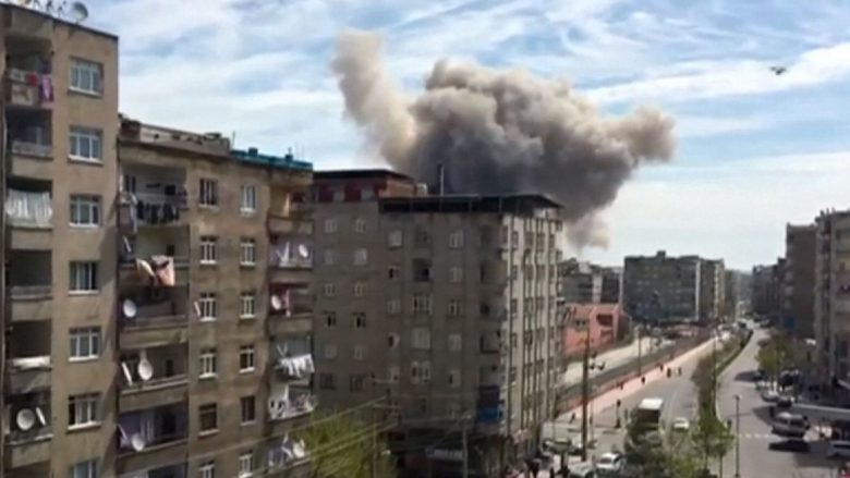 Turqi, shpërthim i fuqishëm afër një stacioni të policisë në Diyarbakir