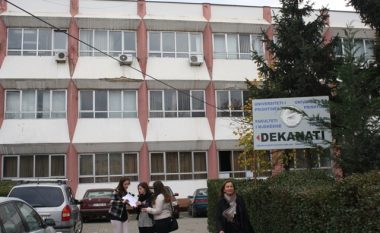 Studentët e Farmacisë bllokojnë hyrjen e Dekanatit