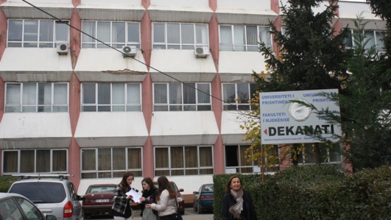 Studentët e Farmacisë bllokojnë hyrjen e Dekanatit