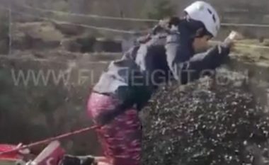 Tenton të kërcej nga ura e lidhur me litar, e pësoi keq (Foto/Video, +16)