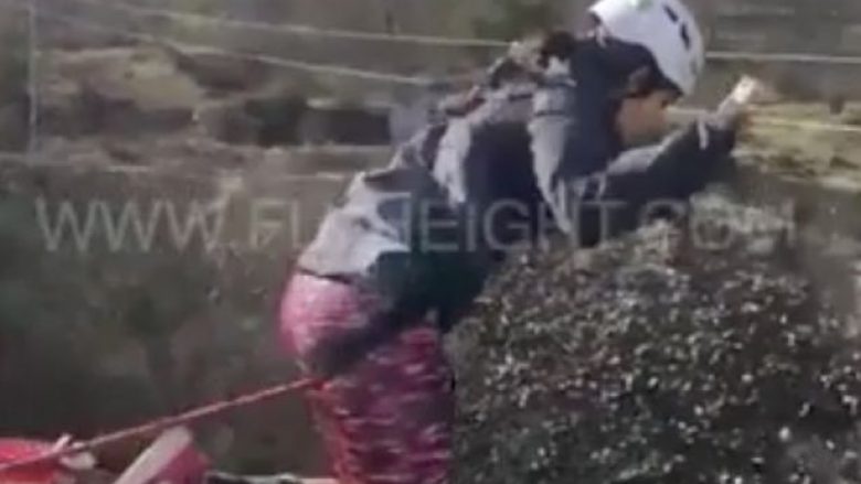 Tenton të kërcej nga ura e lidhur me litar, e pësoi keq (Foto/Video, +16)