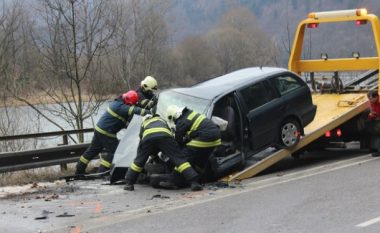 Aksident zinxhiror i 40 veturave në Sllovaki, lëndohen 24 persona