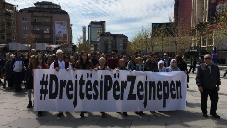 Familjarë dhe qytetarë në protestë: Vrasësit të Zejnepe Berishës duhet t’i jepen më shumë se 20 vjet burg