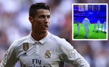 Fëmija i gjorë! Ronaldo aksidentalisht frikëson maskotën në derbin e Madridit (Video)