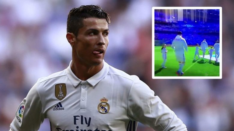 Fëmija i gjorë! Ronaldo aksidentalisht frikëson maskotën në derbin e Madridit (Video)