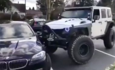 BMW e parkuar në mënyrë ta gabuar, shtyhet dhe vihet në vend nga një Jeep (Video)
