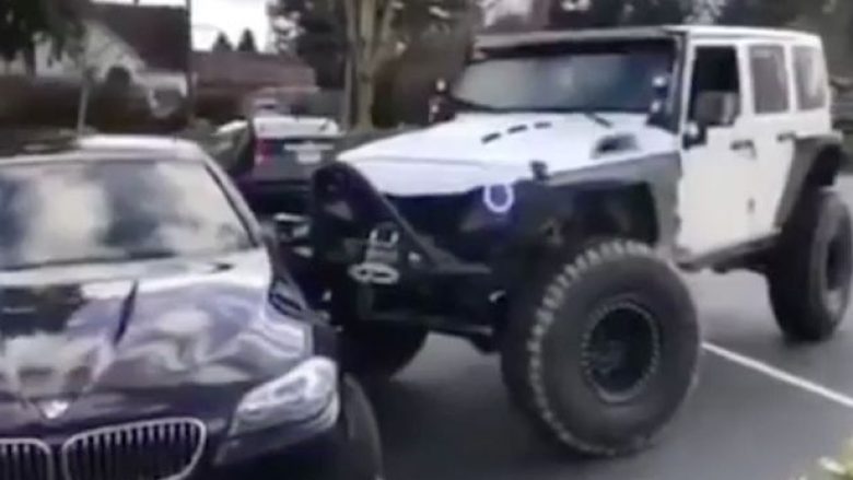 BMW e parkuar në mënyrë ta gabuar, shtyhet dhe vihet në vend nga një Jeep (Video)