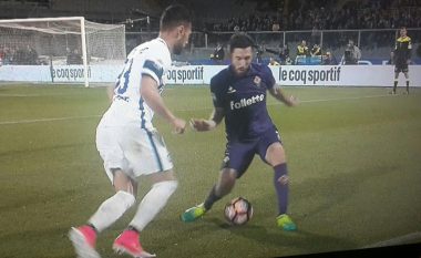 D’Ambrosio dhuron spektakël, ua fut topin në mes të këmbëve dy lojtarëve të Fiorentinës radhazi (Video)
