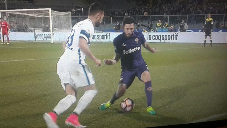 D’Ambrosio dhuron spektakël, ua fut topin në mes të këmbëve dy lojtarëve të Fiorentinës radhazi (Video)