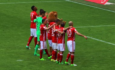 Bayerni vazhdon me fitore, shkatërron Augsburgun (Video)