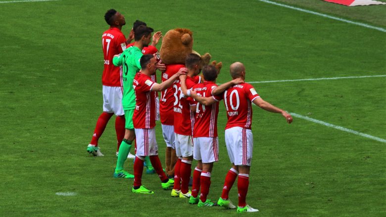 Bayerni vazhdon me fitore, shkatërron Augsburgun (Video)