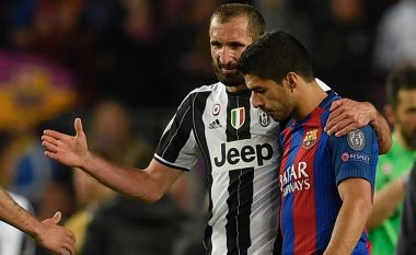 Kjo është bukuria e futbollit, Suarez dhe Chiellini shkëmbejnë fanellat në fund të takimit (Foto)