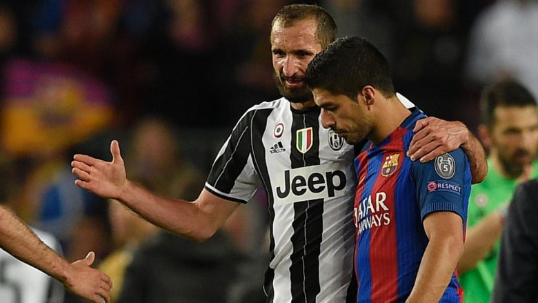 Kjo është bukuria e futbollit, Suarez dhe Chiellini shkëmbejnë fanellat në fund të takimit (Foto)