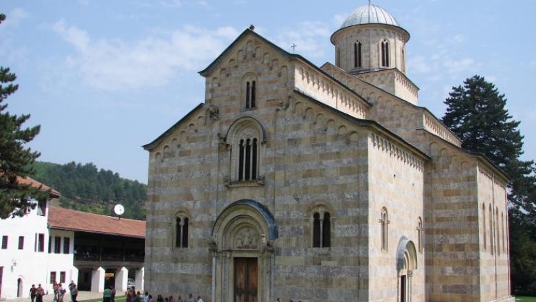 Historianët e Deçanit, kërcënojnë me bllokim të rrugës për në Manastir