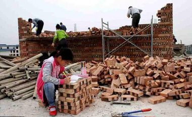 Detyrat e shtëpisë i përfundon mbi tulla, derisa prindërit të kryejnë punën (Foto)