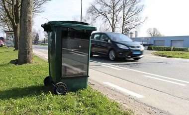 Duken si shporta të zakonshme mbeturinash, shoferët të kenë kujdes kur iu kalojnë pranë (Foto)