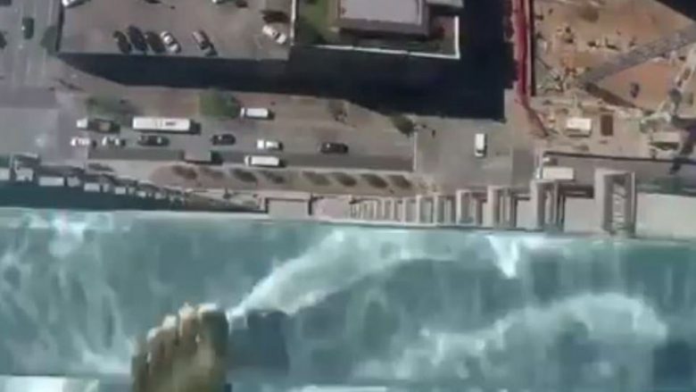 Eksperienca në pishinën me fund të tejdukshëm, që ndodhet në katin e 42-të (Video)