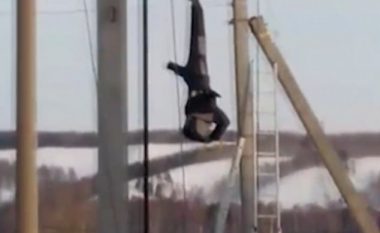 Elektricisti që nuk përdori pajisjet mbrojtëse, mbeti në shtyllë me kokë poshtë (Video)
