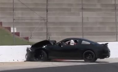 Ford Mustang dështon të bëjë rrëshqitje në pistë (Video)