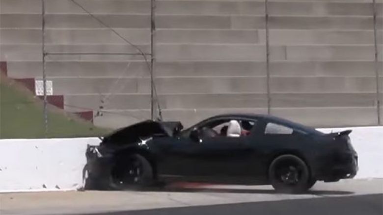 Ford Mustang dështon të bëjë rrëshqitje në pistë (Video)