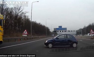 Frenoi me shpejtësi, kur iu shfaq papritmas një veturë pa shofer (Video)