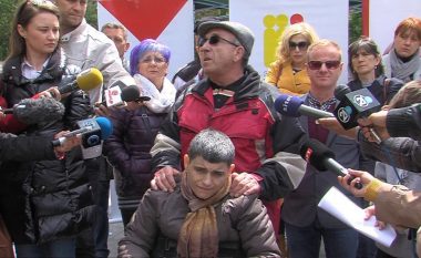 Protestojnë prindërit e personave me nevoja të veçanta në Maqedoni