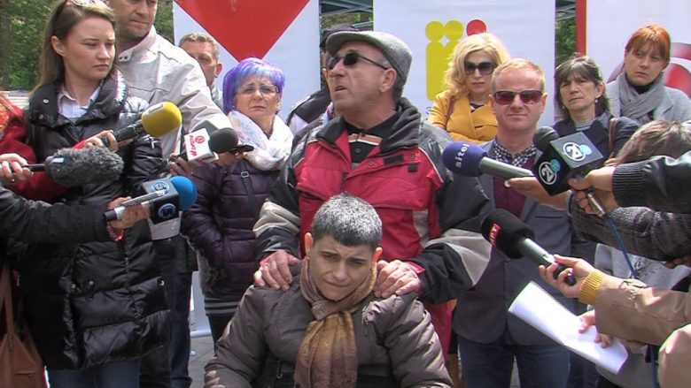 Protestojnë prindërit e personave me nevoja të veçanta në Maqedoni