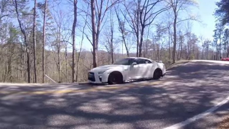 Humbi kontrollin mbi Nissan GT-R, nuk ia doli të përshtat në rrugën me shumë kthesa (Video)