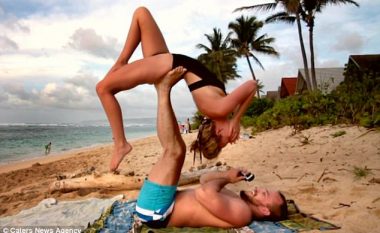 I propozoi martesë, derisa ajo qëndronte me kokë poshtë duke aplikuar joga (Video)