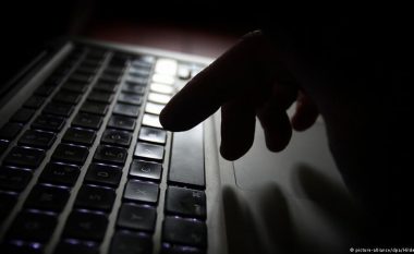 Urrejtja dhe dhuna në internet: Kush e mban përgjegjësinë?