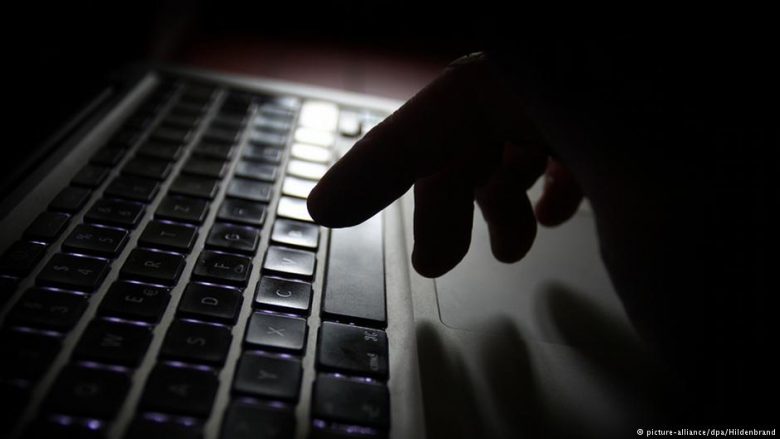 Urrejtja dhe dhuna në internet: Kush e mban përgjegjësinë?