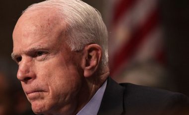McCain anashkalon Maqedoninë në vizitën e tij në Ballkan